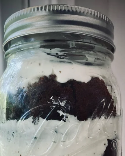 An Oreo cake jar: dark cake and white cream layers in a Ball mason jar